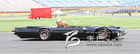 世界上最“扁”的汽車 躺著開！