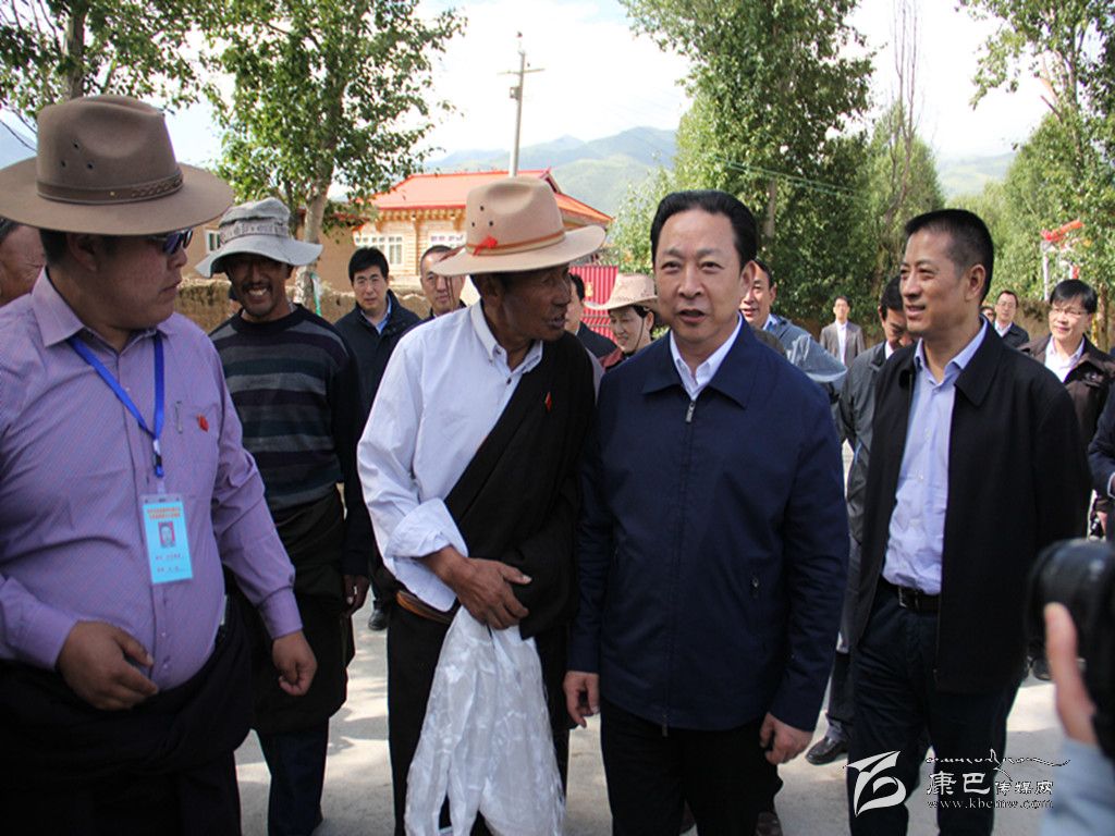 黃新初在甘孜縣調(diào)研指導(dǎo)扶貧開發(fā)工作、慰問對口支援我州的干部人才代表掠影