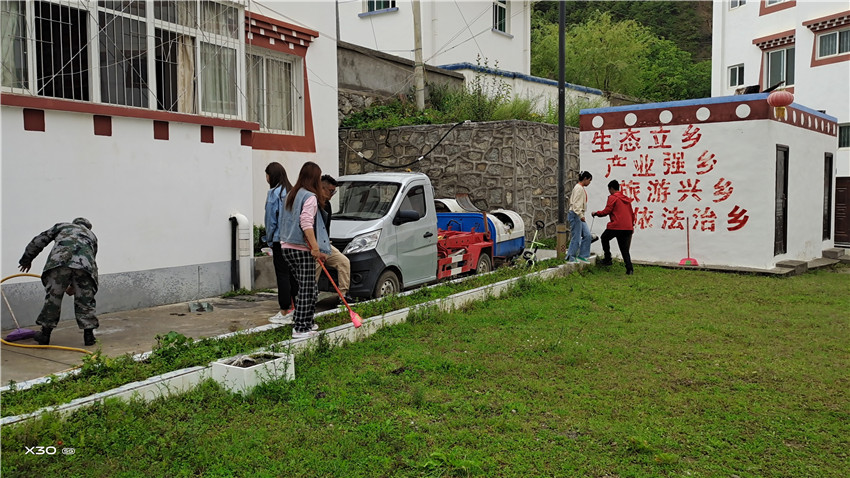 打掃庭院.jpg 打掃庭院.jpg