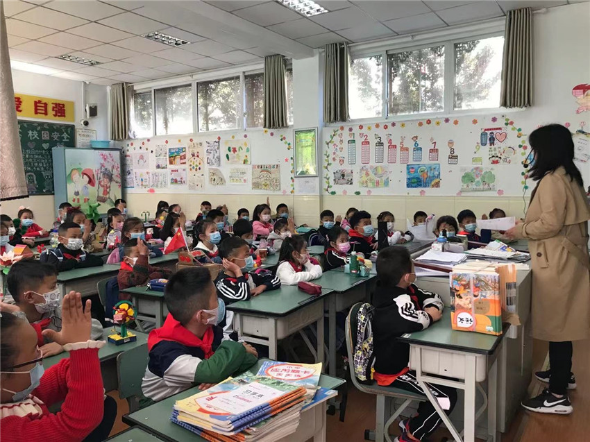 學(xué)生們開(kāi)始了.jpg 學(xué)生們開(kāi)始了.jpg