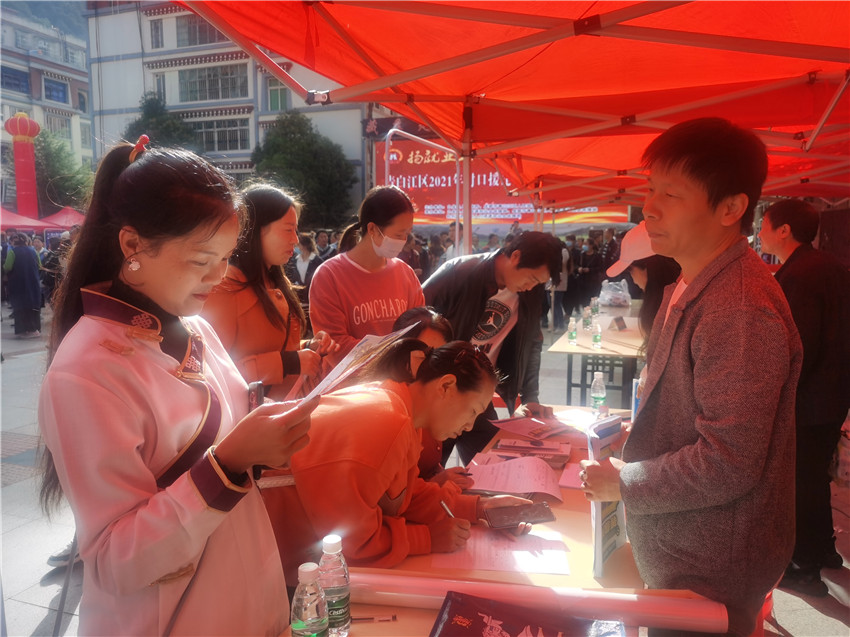 招聘會(huì)現(xiàn)場.jpg 招聘會(huì)現(xiàn)場.jpg