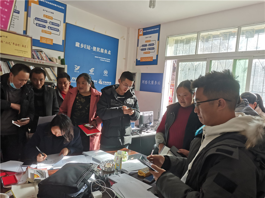 發(fā)放惠農資.jpg 發(fā)放惠農資.jpg