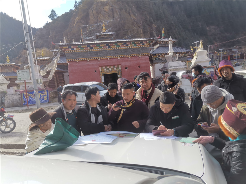 別樣的汽車銀行很接地氣，農(nóng)行德格縣支行開展農(nóng)戶信息建檔，現(xiàn)場為百姓開展金融服務(wù)。.jpg