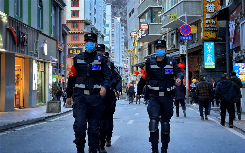 民警在街頭.jpg 民警在街頭.jpg