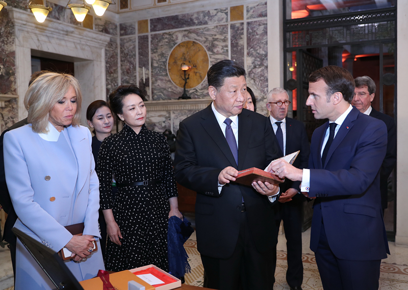 2019年3月24日，習(xí)近平在法國尼斯會見法國總統(tǒng)馬克龍。會見前，馬克龍向習(xí)近平贈送1688年法國出版的首部《論語導(dǎo)讀》法文版原著。
