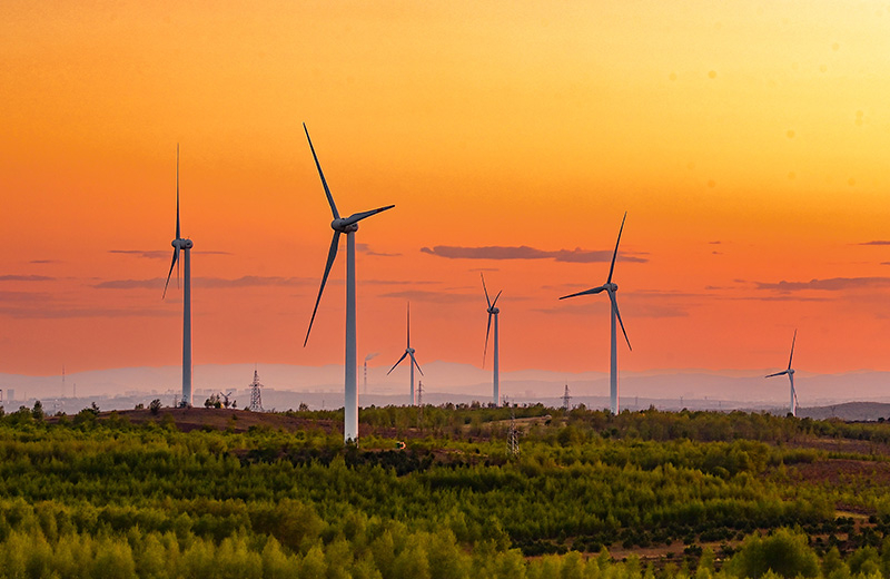 2023年5月23日清晨拍攝的內(nèi)蒙古興安盟烏蘭浩特市呼和馬場風(fēng)力光伏發(fā)電場內(nèi)的風(fēng)機(jī)。
