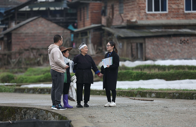 2022年3月24日，在廣西柳州市三江侗族自治縣良口鄉(xiāng)南寨村，紀(jì)檢監(jiān)察干部（右一、左一）在了解惠農(nóng)政策落實(shí)情況。