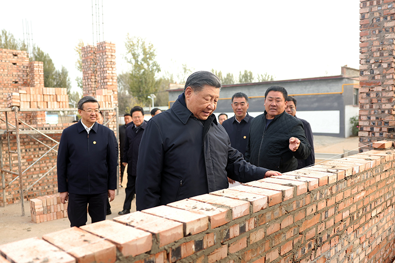 2023年11月10日，習(xí)近平總書記在河北保定涿州市刁窩鎮(zhèn)萬全莊村房屋重建施工現(xiàn)場(chǎng)考察。