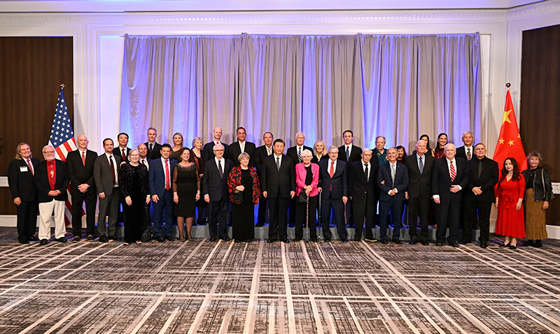 這是美國(guó)友好團(tuán)體聯(lián)合歡迎宴會(huì)開始前，習(xí)近平主席會(huì)見飛虎隊(duì)和史迪威將軍后人、鼓嶺、艾奧瓦州、華盛頓州等方面友好人士代表，同他們親切交談并合影留念。