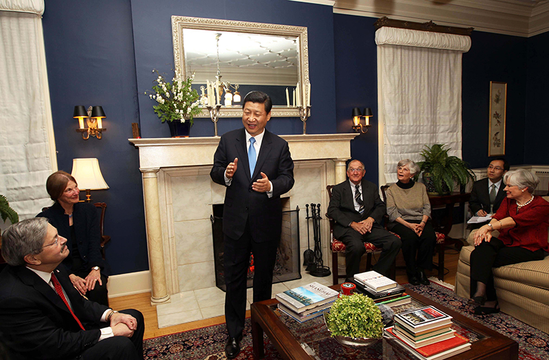 習(xí)近平2012年訪美時(shí)與老朋友敘舊場(chǎng)景。