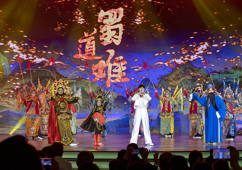 2023年10月13日，成都，“把青春華章寫在祖國大地上”大思政課網(wǎng)絡(luò)主題宣傳和互動引導(dǎo)活動在四川大學(xué)舉行。