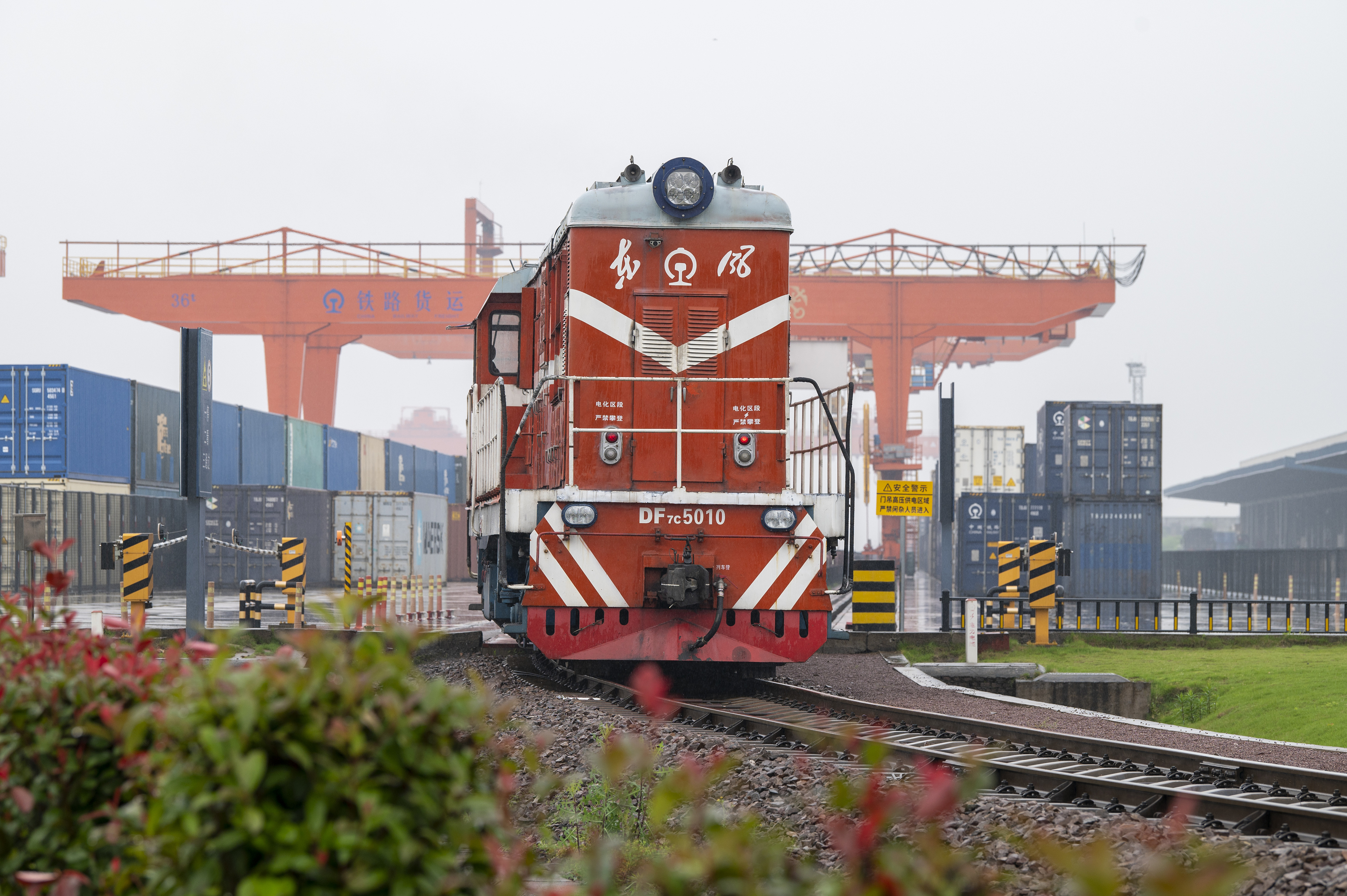 2024年5月5日，“五一”假期最后一天。在浙江省金華市金東區(qū)鐵路金華南站，一列滿載110標箱的中歐班列緩緩啟程駛往匈牙利。