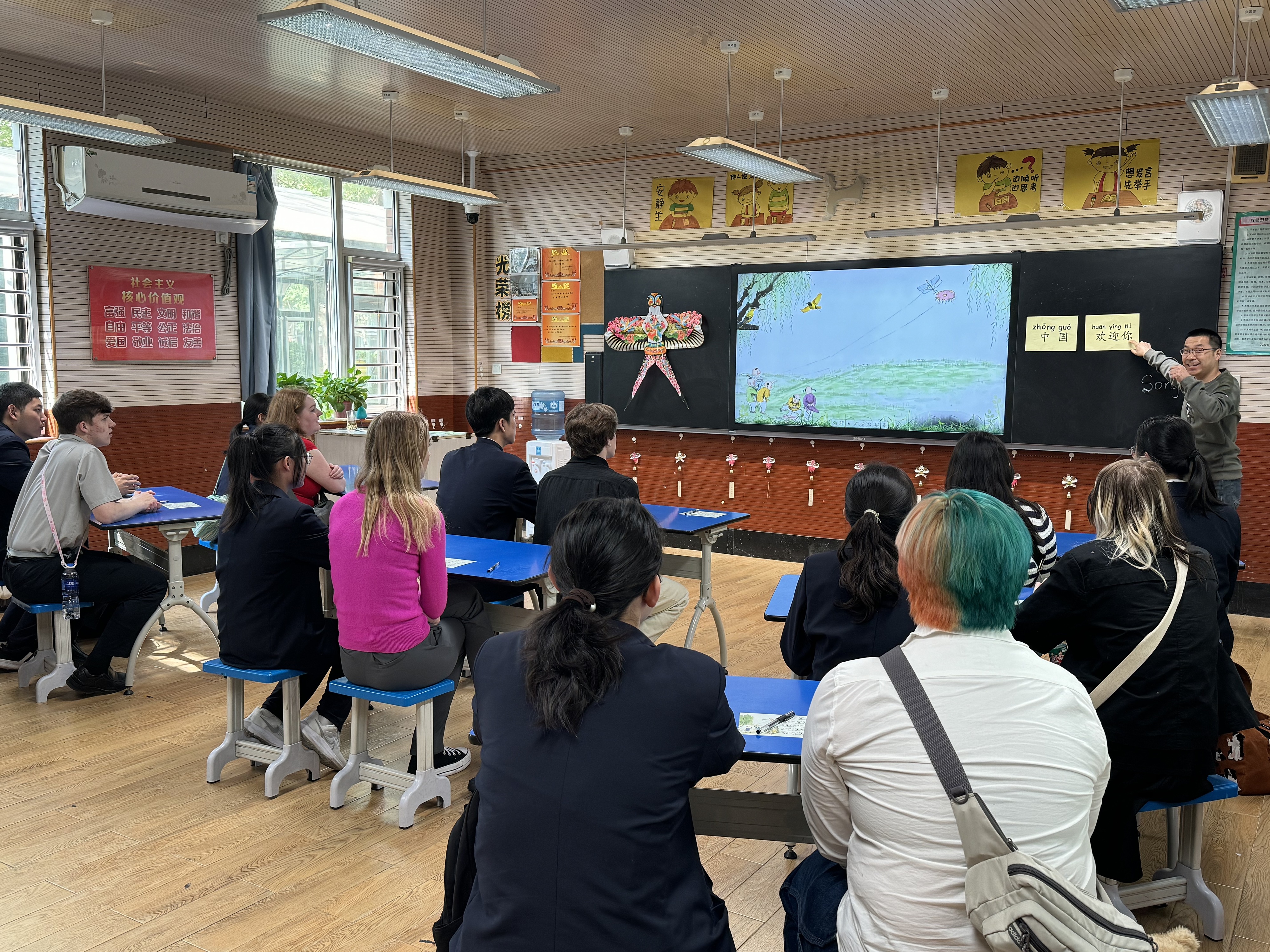 2024年4月20日，美國(guó)艾奧瓦州馬斯卡廷高中“友誼傳承”研學(xué)團(tuán)來(lái)到石家莊外國(guó)語(yǔ)學(xué)校，中美學(xué)生同上一節(jié)中文課。