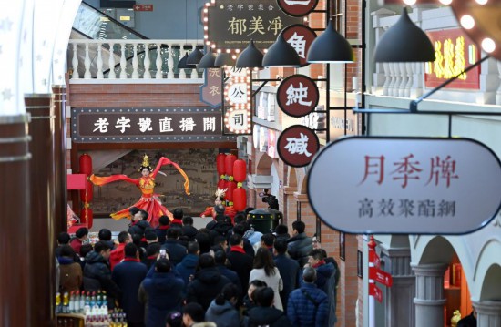 顧客在天津老字號(hào)集合店內(nèi)觀看演出。新華社記者 趙子碩 攝