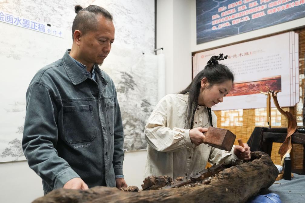 潘能輝和妻子胡美華在湖南常德河街展示木雕。新華社記者 薛宇舸 攝