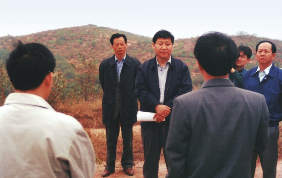 1999年11月，習(xí)近平在龍巖市長(zhǎng)汀縣河田水土流失治理區(qū)調(diào)研。圖源：《習(xí)近平在福建（下）》