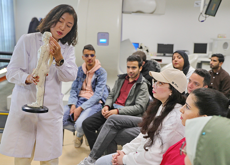 2023年4月19日，河北省秦皇島市中醫(yī)醫(yī)院醫(yī)務(wù)工作者為燕山大學(xué)外國留學(xué)生講解中醫(yī)經(jīng)絡(luò)知識。