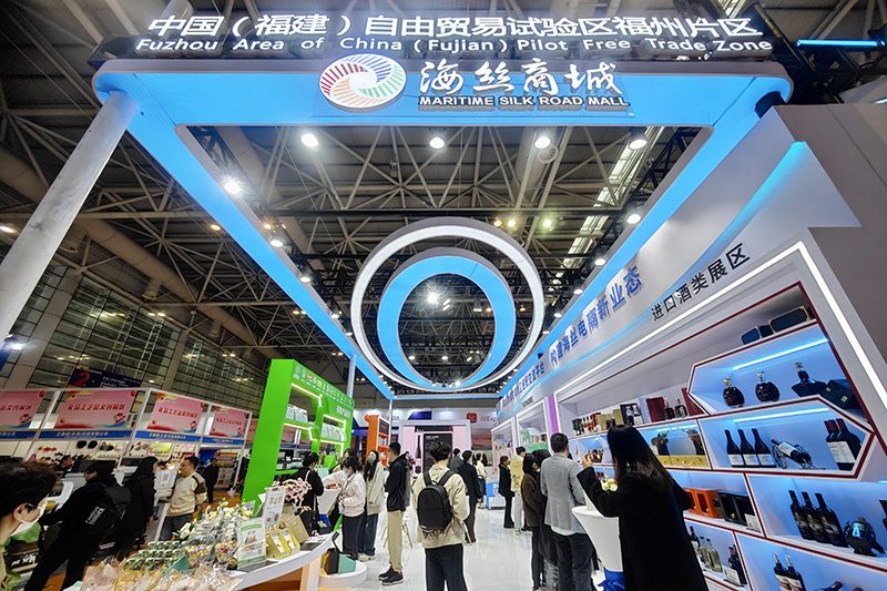 2024年3月18日，第四屆中國跨境電商交易會在福建福州開幕。展會聚焦“鏈接跨境全流域 共建電商新生態(tài)”，集聚全國80余個外貿(mào)產(chǎn)業(yè)帶的上千家供應(yīng)鏈企業(yè)。