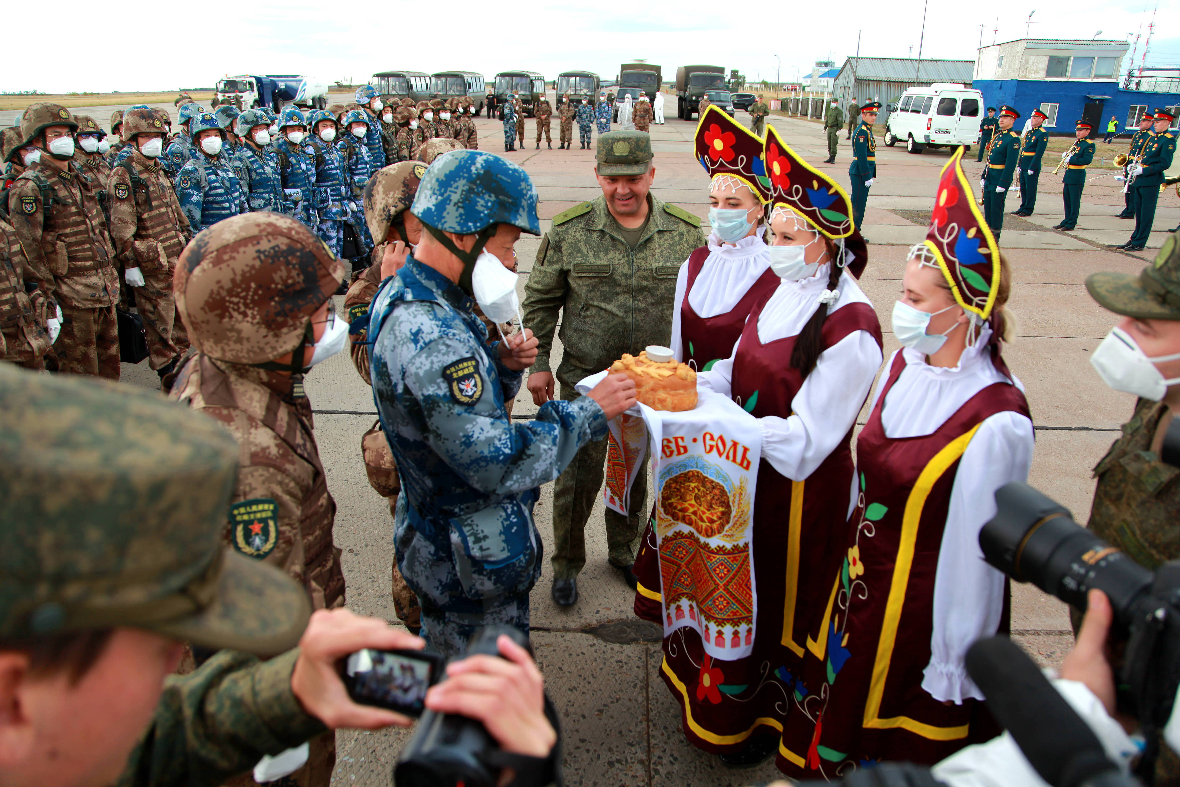 當?shù)貢r間2021年9月10日，跨境參加“和平使命-2021”上海合作組織成員國聯(lián)合反恐軍演的中方部隊導演部抵達俄羅斯奧倫堡“東古茲”靶場演習地域。圖為俄方人員為中方人員舉行歡迎儀式。
