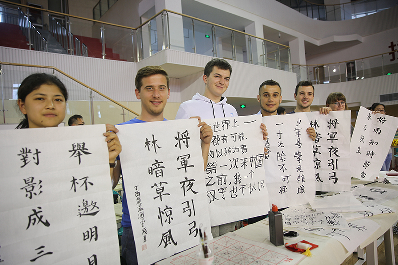2017年6月5日，來自青島大學(xué)和中國石油大學(xué)（華東）的外國留學(xué)生在展示剛剛現(xiàn)場完成的書法作品。