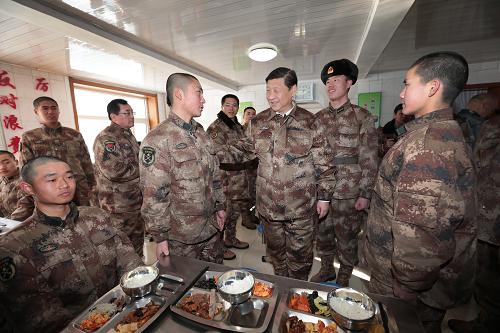 2014年1月26日中午，習近平來到連隊食堂，同戰(zhàn)士們一起用餐。新華社記者 李剛 攝