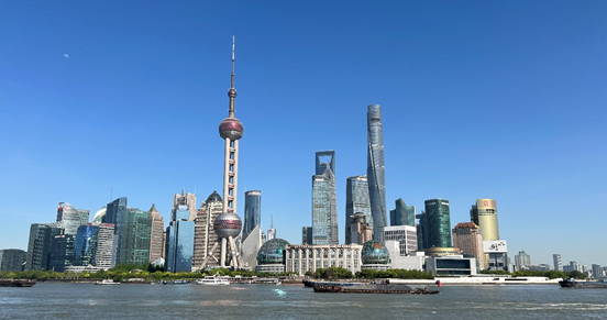 沿蘇州河遠(yuǎn)眺陸家嘴城市建筑群。人民網(wǎng) 馬作鵬 攝