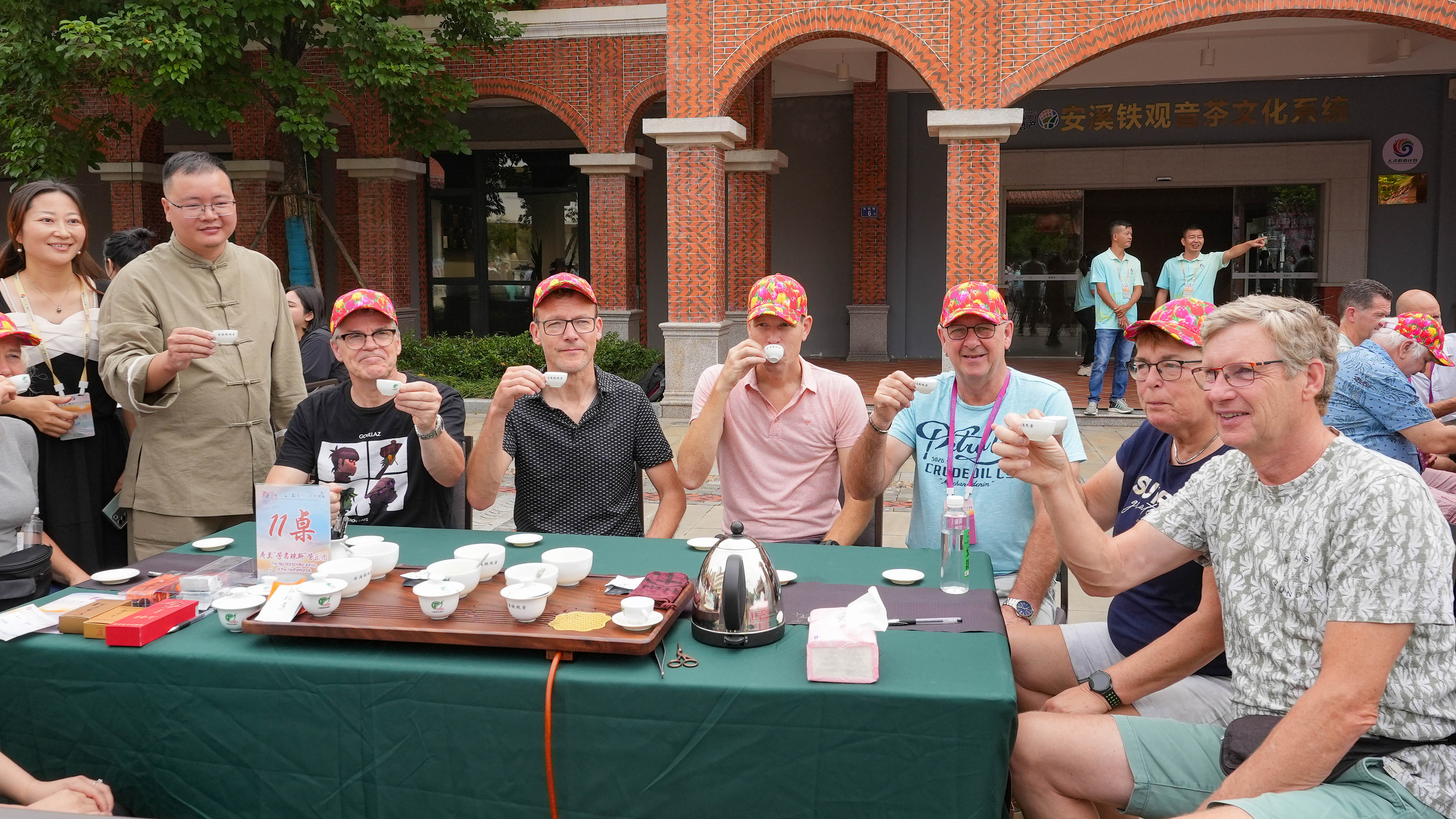 △2023年10月4日，福建泉州，外國人品中國茶。